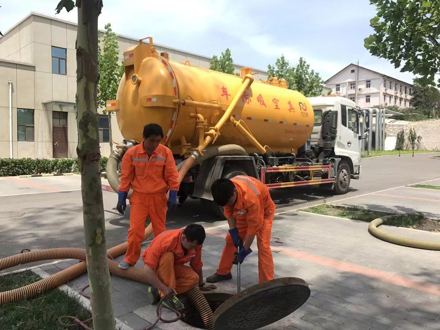 沾化管道疏通车停在窨井附近