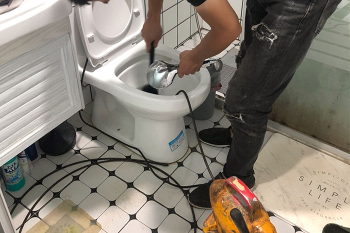 沾化马桶堵塞自己疏通还是找师傅?专业上门服务让你省时更省心